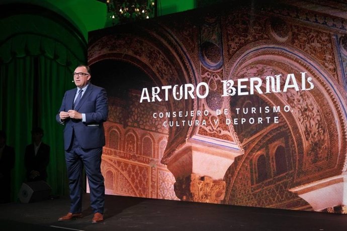 El consejero de Turismo, Cultura y Deporte, Arturo Bernal, en la presentación de la campaña de promoción turística 'Andalucía te rompe'
