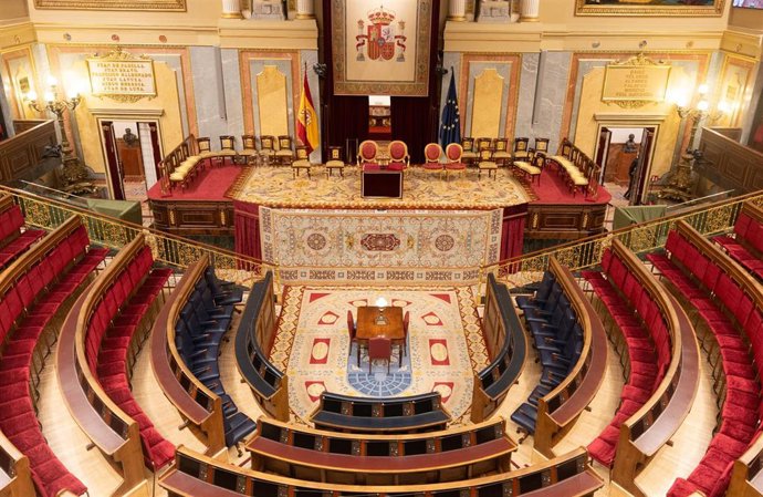 Vista del estrado preparado en el hemiciclo para la jura de la Constitución la Princesa de Asturias, en el Congreso de los Diputados.