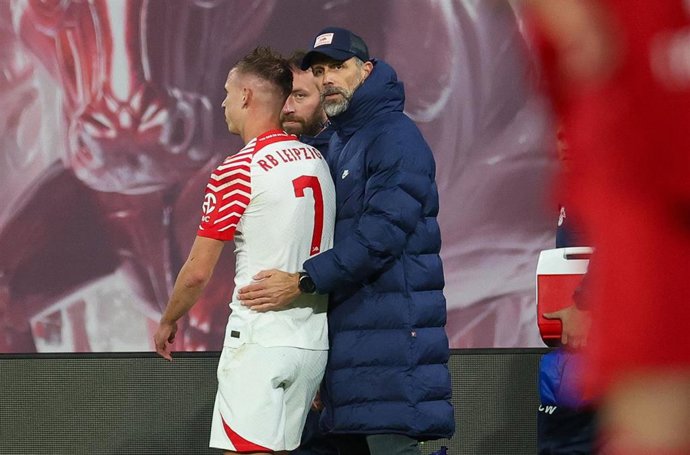 Dani Olmo junto a Marco Rose tras lesionarse en el hombro ante el Colonia