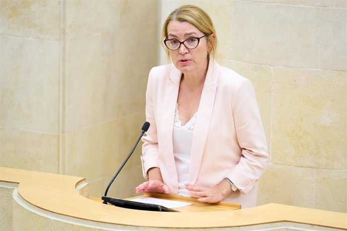 Archivo - La consejera de Cultura, Turismo y Deporte del Gobierno de Cantabria, Eva Guillermina Fernández, en el Parlamento