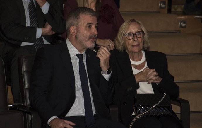 El alcalde de Barcelona, Jaume Collboni, junto a la vicepresidenta segunda del Parlament, Assumpta Escarp.