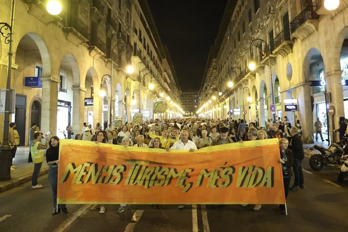 Manifestación de las organizaciones la Contracumbre Social del Turismo.