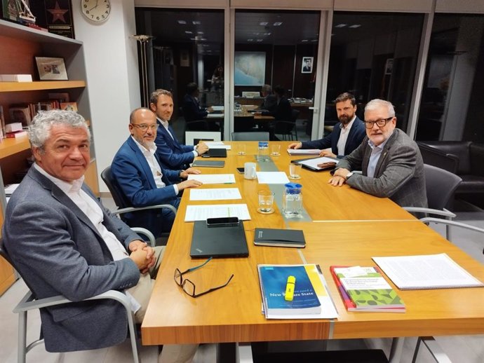 El conseller de Derechos Sociales, Carles Campuzano, en una reunión con el alcalde de Lleida, Flix Larrosa.