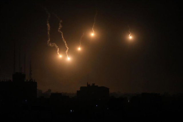 Bengalas iluminan el cielo de la Franja de Gaza