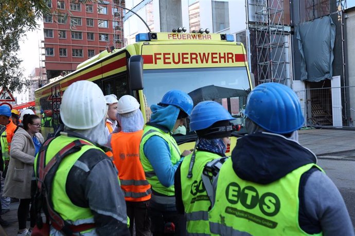 Vehículo de Bomberos tras un accidente en una obra en Hamburgo