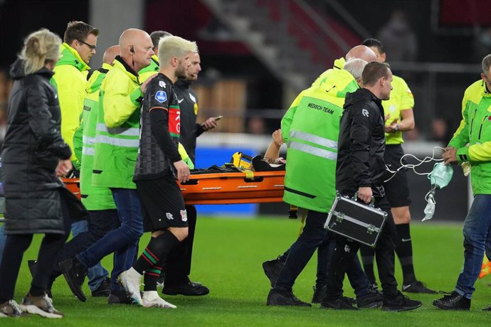 Los servicios médicos trasladan a Bas Dost en camilla tras sufrir un desvanecimiento en el AZ-NEC de la Eredivisie