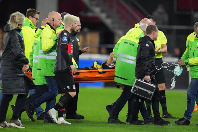 29 October 2023, Netherlands, Alkmaar: Paramedics carry away NEC Nijmegen's Bas Dost on stretchers after he collapsed during the Dutch Honor Division soccer match between AZ Alkmaar and NEC Nijmegen at AFAS Stadion. The first division game between AZ Al