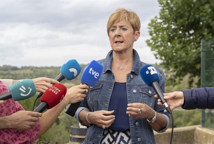Archivo - La consejera de Desarrollo Económico, Sostenibilidad y Medio Ambiente del Gobierno Vasco, Arantxa Tapia, atiende a la prensa a su llegada a la Fiesta de la Vendimia de Rioja Alavesa, a 17 de septiembre de 2023, en Navaridas, Álava, País Vasco 