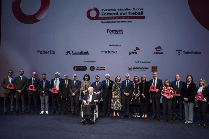 Autoridades y premiados durante la entrega de los Premis i Medalles d'Honor Foment del Treball - Galardones Carles Ferrer Salat, en el Teatro Nacional de Cataluña, a 30 de octubre de 2023, en Barcelona, Catalunya (España).