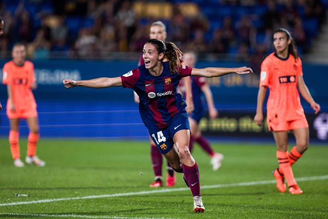 Aitana Bonmatí posa con su Balón de Oro