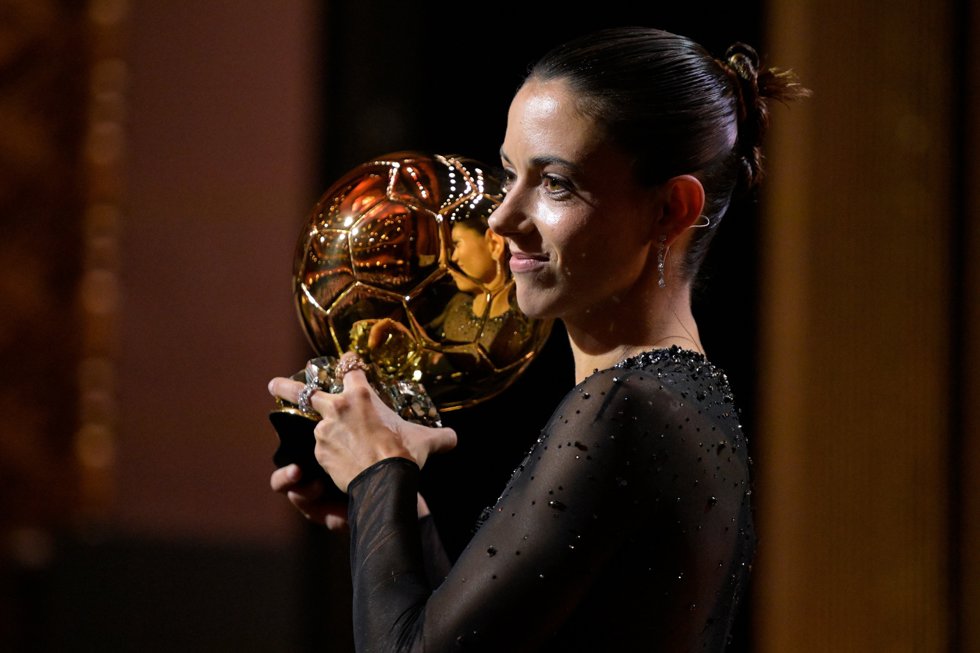Aitana Bonmatí posa con su Balón de Oro