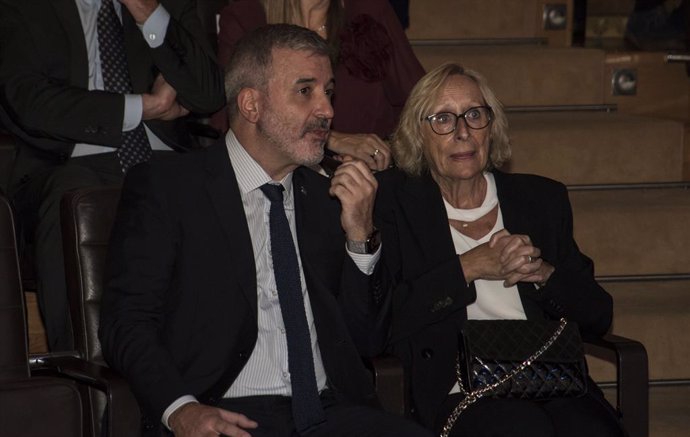 L'alcalde de Barcelona, Jaume Collboni, al costat de la vicepresidenta segona del Parlament, Assumpta Escarp.