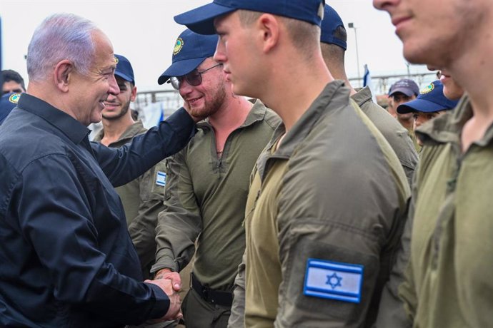 HANDOUT - 29 October 2023, Israel, Ashdod: Israeli Prime Minister Benjamin Netanyahu visits the southern sector Navy base in Ashdod. Photo: Amos Ben-Gershom/GPO/dpa - ATTENTION: editorial use only and only if the credit mentioned above is referenced in 