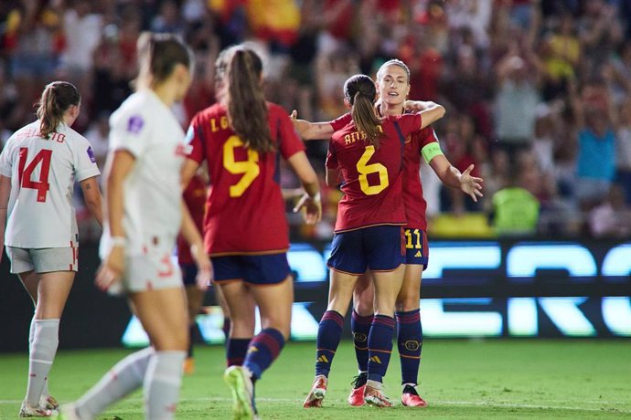Archivo - Aitana Bonmatí celebra con Alexia Putellas un gol en el España-Suiza de la Liga de Naciones 23-24