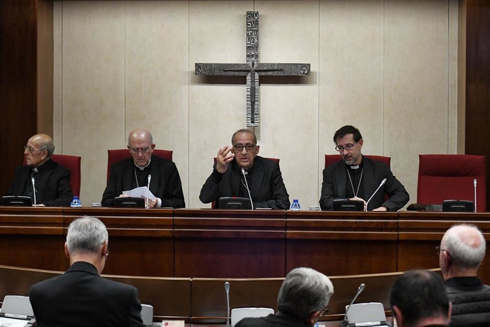 El cardenal arzobispo emérito de Madrid, Carlos Osoro; el presidente de la Conferencia Episcopal Española, Juan José Omella, y el nuevo arzobispo de Madrid, José Cobo, durante la Asamblea Plenaria Extraordinaria de la CEE sobre los abusos.