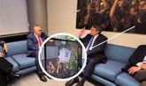 Foto: AMP.- Cerdán y Puigdemont se reúnen en una sala con una foto de una urna del 1-O, retirada por el Parlamento Europeo