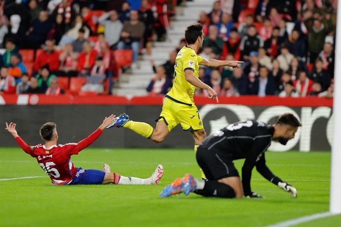 Gerard Moreno celebra el 0-1 en el Granada-Villarreal de LaLiga EA Sports 2023-2024