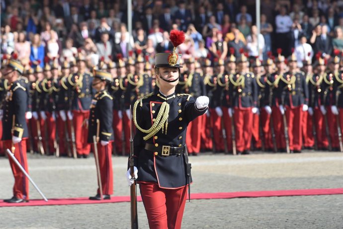 La princesa Leonor durante el acto de Jura de Bandera, en la Academia General Militar, a 7 de octubre de 2023, en Zaragoza, Aragón (España). Los nuevos cadetes, que verifican hoy, 7 de octubre, el juramento ante la Bandera, pertenecen a los Cuerpos Gene