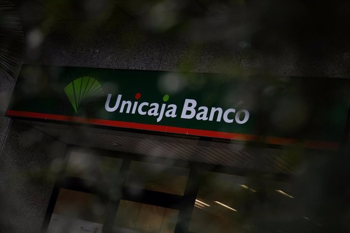 Vista del logo de Unicaja Banco tras anunciar un beneficio de 285 millones hasta septiembre, un 4,9% más, a 30 de octubre de 2023, en Madrid (España). Unicaja Banco cerró los nueve primeros meses de 2023 con un beneficio neto atribuido de 285 millones de 