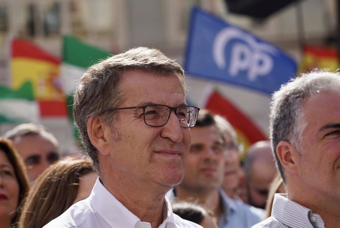 El presidente de la Junta de Andalucía, Juanma Moreno, interviene durante la clausura de un acto en defensa de la igualdad de los españoles, a 29 de octubre de 2023, en Málaga (Andalucía, España). El presidente del PP-A, Juanma Moreno, participa junto c