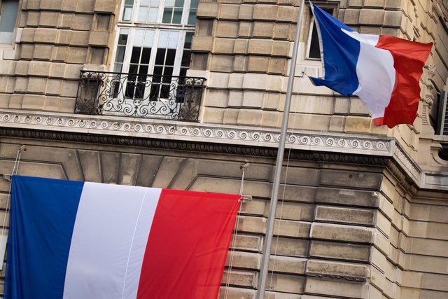 Archivo - Banderas de Francia en París.