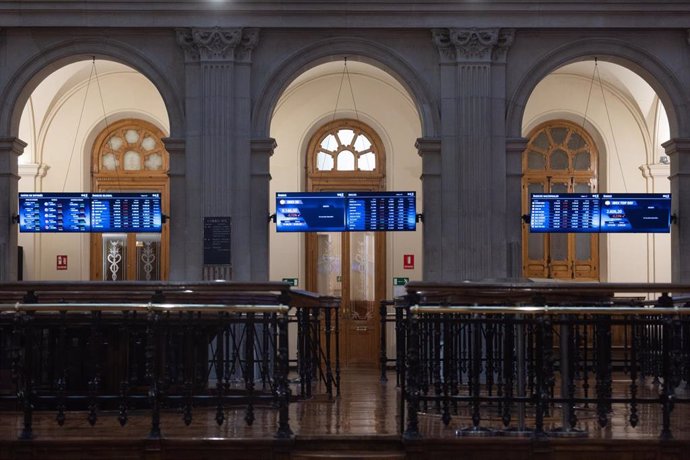 Varios paneles del Ibex 35, en el Palacio de la Bolsa, en Madrid (España). 