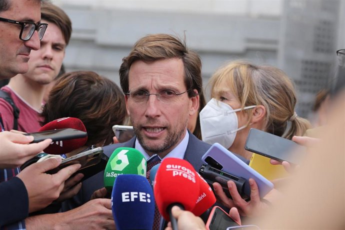 Archivo - El alcalde de Madrid, José Luis Martínez-Almeida, ofrece declaraciones a los medios