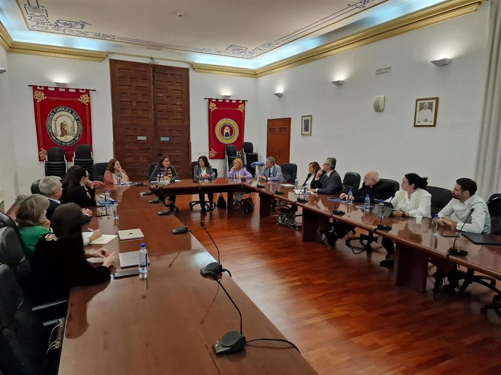 Sesión de trabajo de ANECA con el Consejo de Gobierno de la UCAM en la Sala Capitular del Campus de Los Jerónimos
