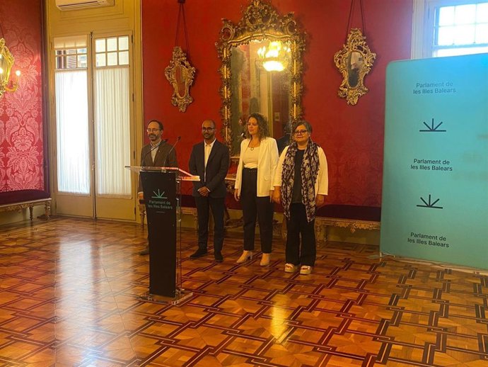 Lectura del manifiesto en recuerdo de las víctimas de la dictadura en el Parlament firmado por Més per Menorca, Unidas Podemos, MÉS per Mallorca y PSIB