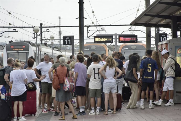 Archivo - Desenes de persones esperen per poder agafar un tren a Vilanova i la Geltrú (Barcelona).