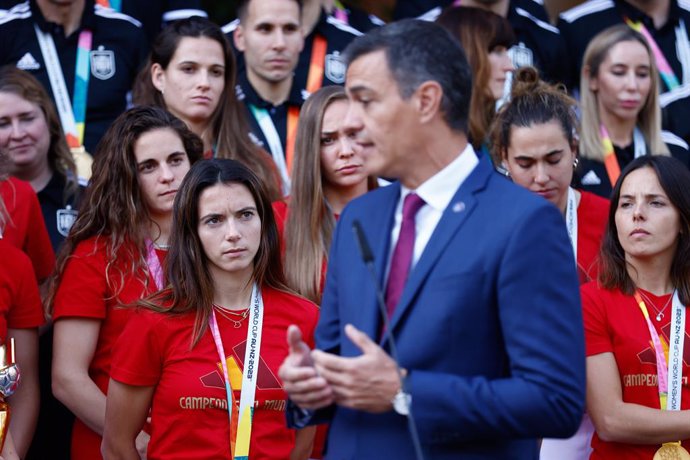 Archivo - Aitana Bonmati looks to Pedro Sanchez, First Minister of Spain, during his reception to the players and staff of Spain Women Team as World Champions after winning the FIFA Women's World Cup Australia & New Zealand 2023 at Palacio de la Moncloa