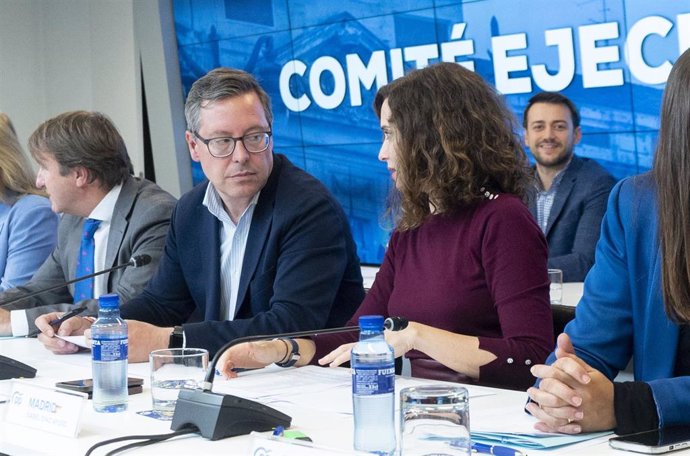 El secretario general del PP de Madrid, Alfonso Serrano, y la presidenta de la Comunidad de Madrid y presidenta del PP de Madrid, Isabel Díaz Ayuso, durante el Comité Ejecutivo Autonómico del Partido Popular de Madrid, en la sede del PP en la Calle Géno