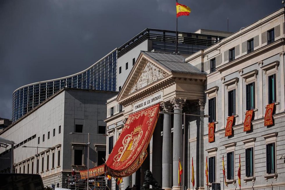 Colocación del baldaquino, el dosel de gala que se utiliza cuando los Reyes visitan el Congreso de los Diputados, un día antes de la celebración del acto de la jura de la Constitución de la Princesa de Asturias, Leonor, a 30 de octubre de 2023. 