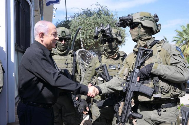 El primer ministro israelí, Benjamin Netanyahu, saluda a miembros del Ejército.