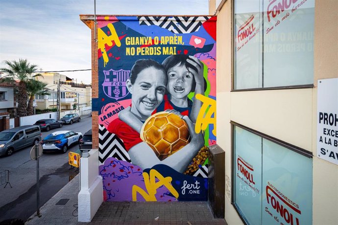 Mural de homenaje a Aitana Bonmatí, jugadora del Bara ganadora del Balón de Oro 2023, en su pueblo natal de Sant Pere de Ribes