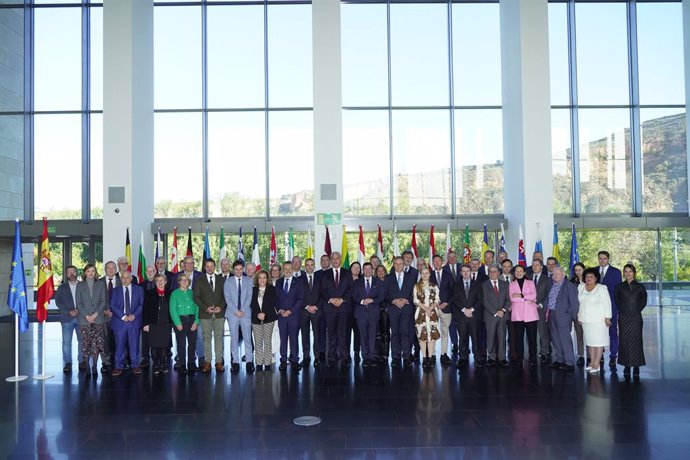 Foto de familia del Comité Europeo de las Regiones, en Riojaforum, a 31 de octubre de 2023, en Logroño, La Rioja (España). El encuentro se centra en el desarrollo rural, los desafíos demográficos y la innovación en el sector agroalimentario. La Mesa del