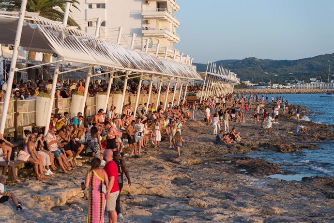 Archivo - Turistas en Ibiza