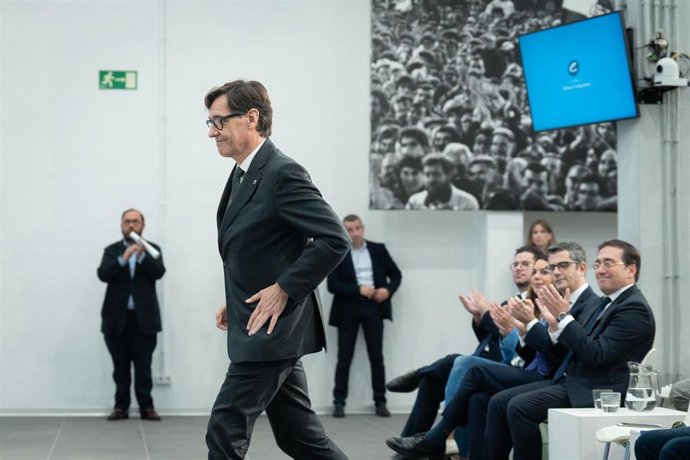 El líder del PSC, Salvador Illa, durante la inauguración del seminario del PSC 'Alianza estratégica UE: retos y oportunidades', en la sede del PSC, a 27 de octubre de 2023, en Barcelona, Catalunya (España).  Durante el evento, hay intervenciones donde s