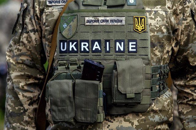 Archivo - Un soldado de Ucrania en el marco de la invasión desatada por Rusia en febrero de 2022