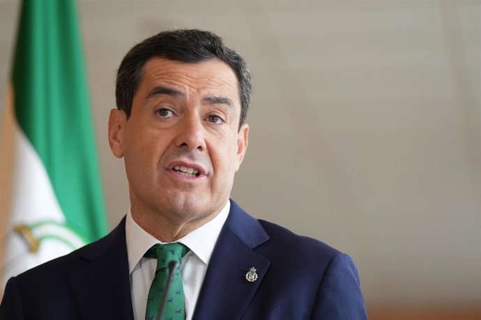 El presidente de la Junta de Andalucía, Juanma Moreno, durante su intervención. A 23 de octubre de 2023, en Sevilla (Andalucía, España). El presidente de la Junta, Juanma Moreno, ha anunciado la compra por valor de 328 millones a la gestora de fondos WP