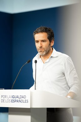 El vicesecretario de Cultura y Sociedad Abierta del PP, Borja Sémpe, durante una rueda de prensa posterior a la reunión del Comité de Dirección del PP, en la sede nacional del partido, a 24 de octubre de 2023, en Madrid (España). Durante la comparecenci