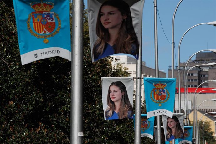 Carteles de la Princesa Leonor durante los preparativos del acto para la jura de la Constitución de la Princesa Leonor, a 30 de octubre de 2023, en Madrid (España). Madrid se prepara para la jura de la Constitución de la Princesa de Asturias, Leonor, ma