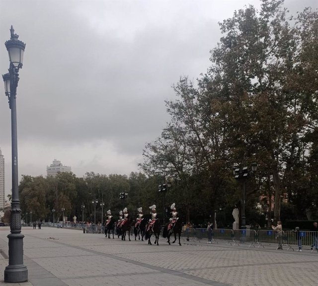 Unidades a caballo de la Guardia Real, preparándose para escolar a la Familia real