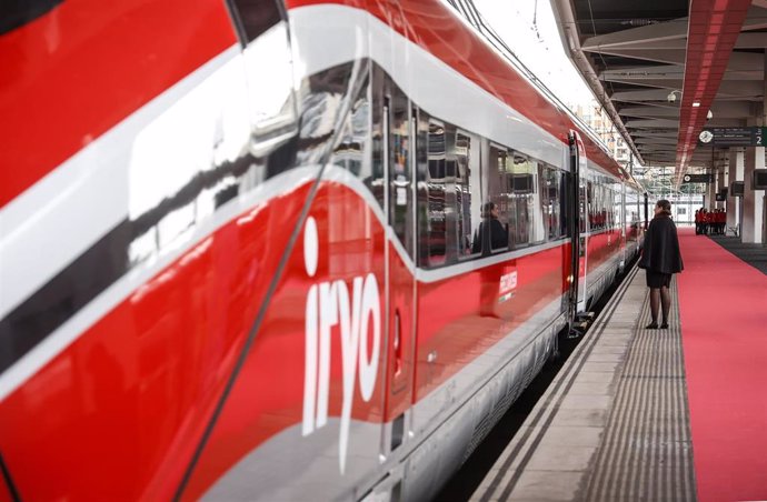 Archivo - Una persona frente al tren Iryo a su llegada a la estación de Valncia Joaquín Sorolla desde Madrid