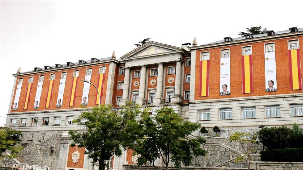 El CEU rinde homenaje a la princesa Leonor en su edificio más emblemático