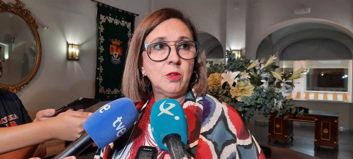 Archivo - La consejera de Agricultura, Ganadería y Desarrollo Sostenible de la Junta de Extremadura, Mercedes Morán, en declaraciones a los medios de comunicación en Badajoz