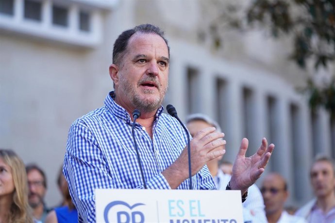 Archivo - El presidente del PP Vasco, Carlos Iturgaiz, participa un acto 