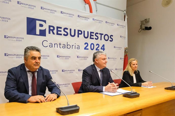 El Consejero De Economía, Hacienda Y Fondos Europeos, Luis Ángel Agüeros, Registra Y Presenta En El Parlamento El Proyecto De Ley De Presupuestos Generales De Cantabria Para 2024