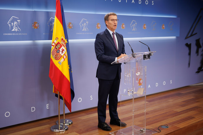 El líder del Partido Popular, Alberto Núñez Feijóo, comparece en una rueda de prensa tras su reunión con el secretario general del PSOE y presidente del Gobierno en funciones, Pedro Sánchez, dentro de la ronda de contactos de Sánchez para la investidura