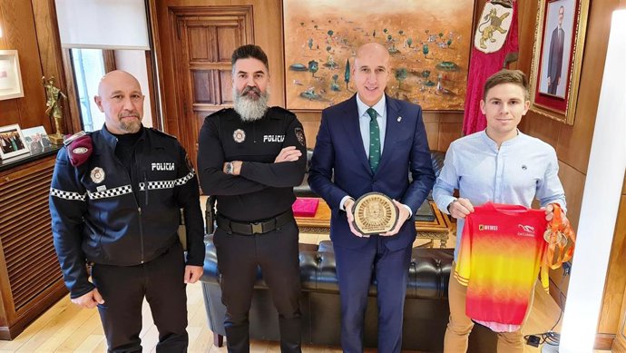 Diez recibe a dos agentes, un partícipe en un intercambio con Norteamérica y otro campeón de España de MTB de policías locales.